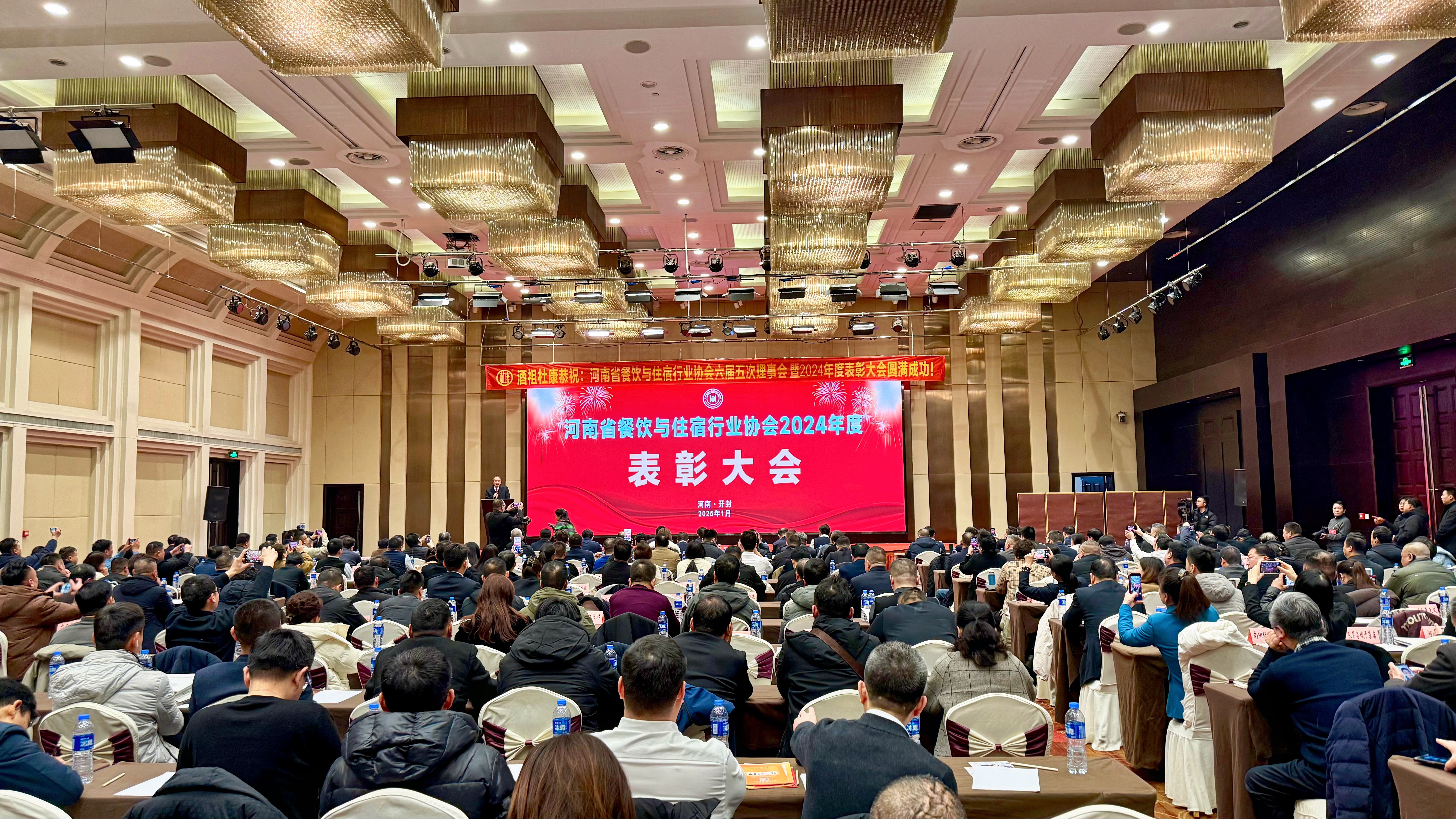 阿五榮獲“河南省餐飲住宿行業(yè)百強(qiáng)餐飲企業(yè)”